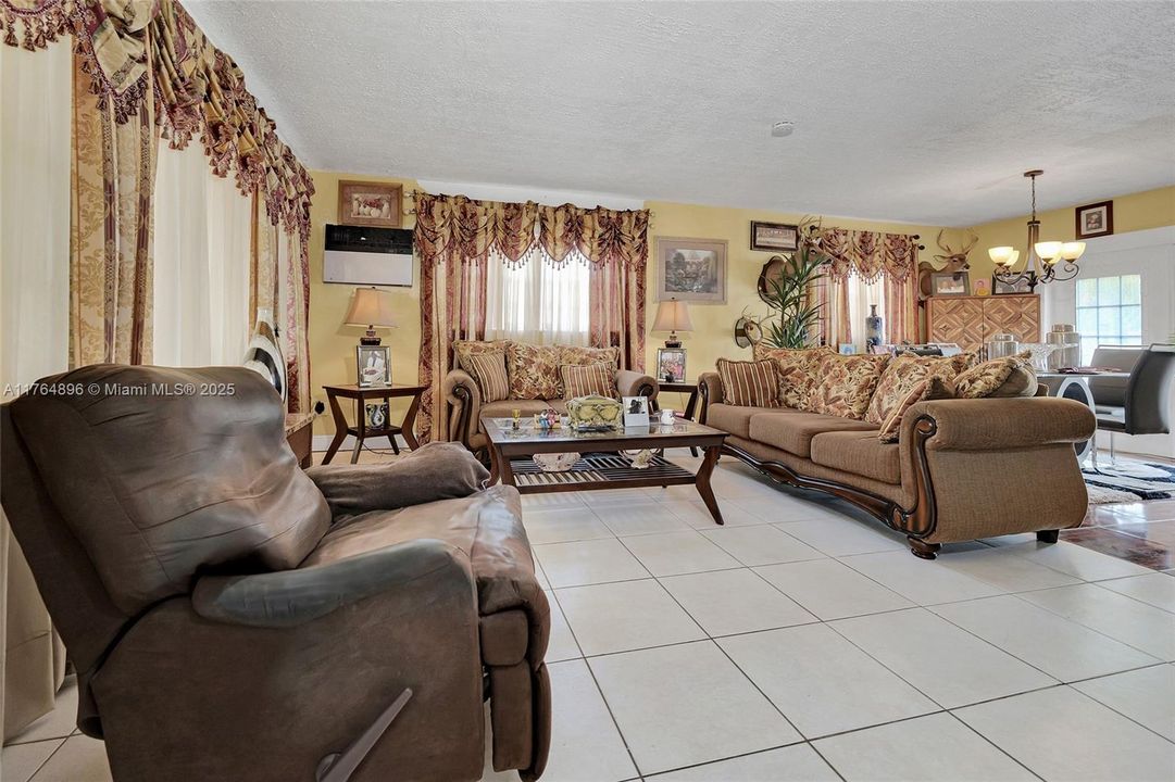 最近售出: $460,000 (3 贝兹, 2 浴室, 1264 平方英尺)