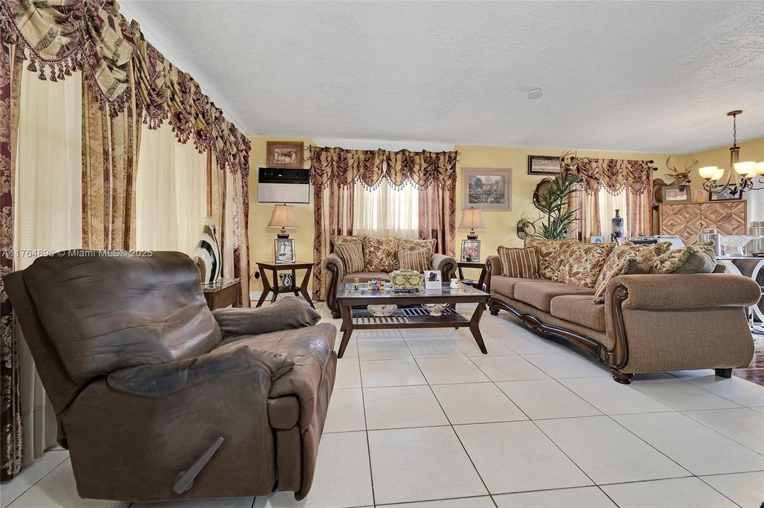 最近售出: $460,000 (3 贝兹, 2 浴室, 1264 平方英尺)