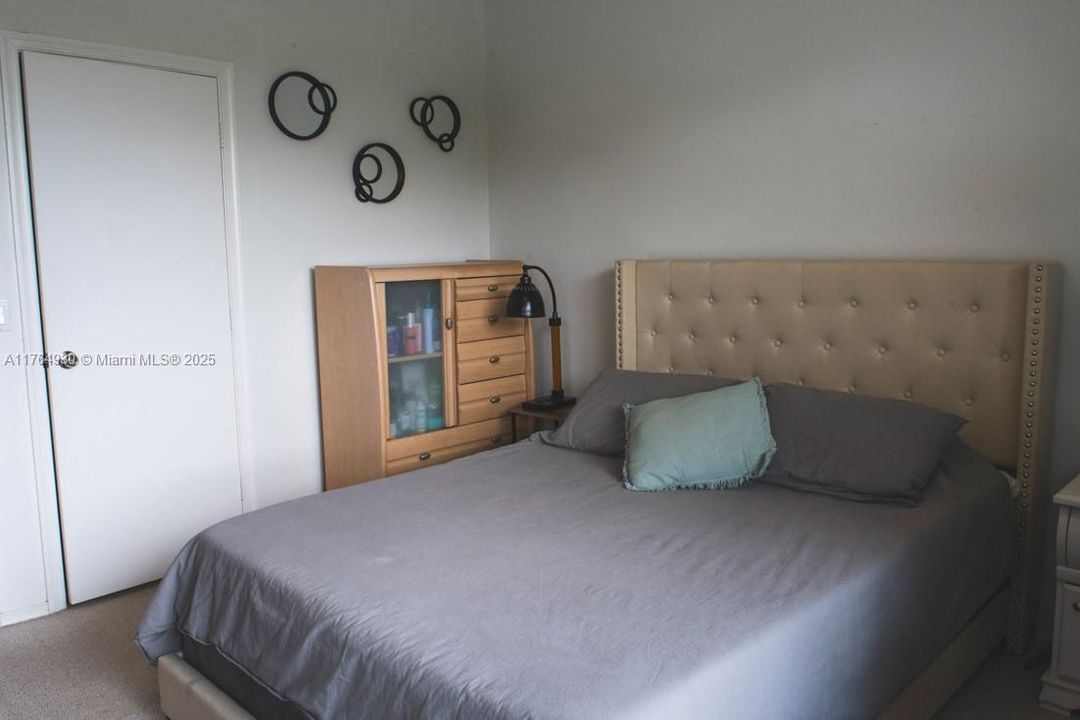 For Sale: $419,999 (2 beds, 2 baths, 1110 Square Feet)