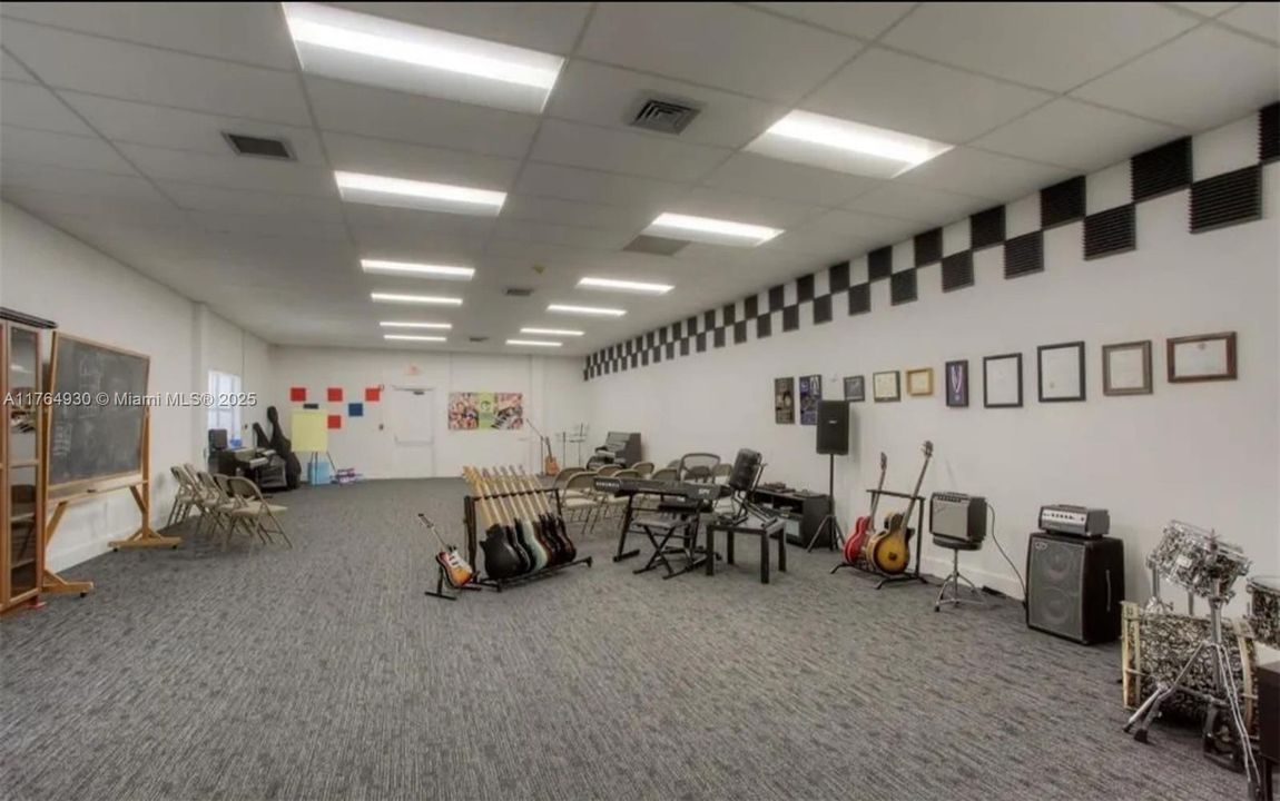 For Sale: $419,999 (2 beds, 2 baths, 1110 Square Feet)