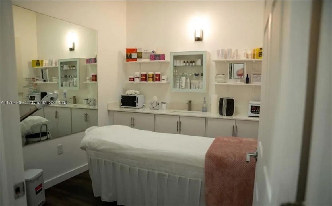 For Sale: $419,999 (2 beds, 2 baths, 1110 Square Feet)