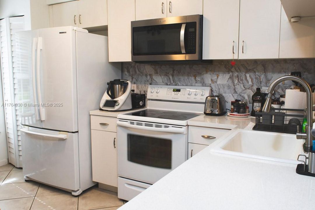 For Sale: $419,999 (2 beds, 2 baths, 1110 Square Feet)