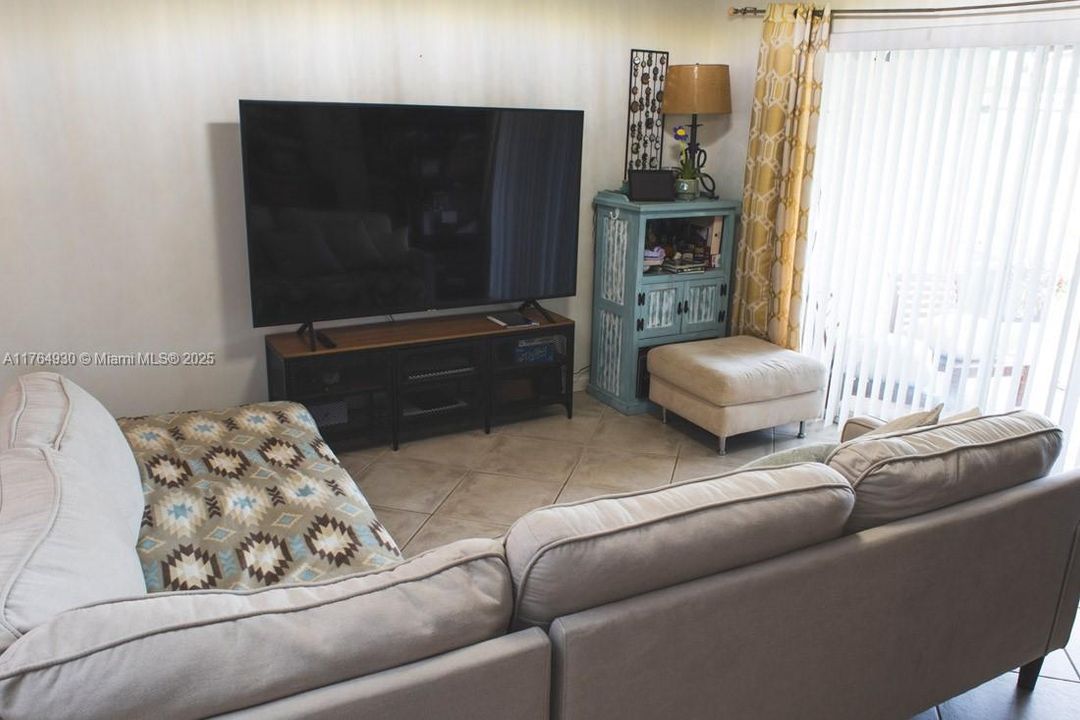 For Sale: $419,999 (2 beds, 2 baths, 1110 Square Feet)