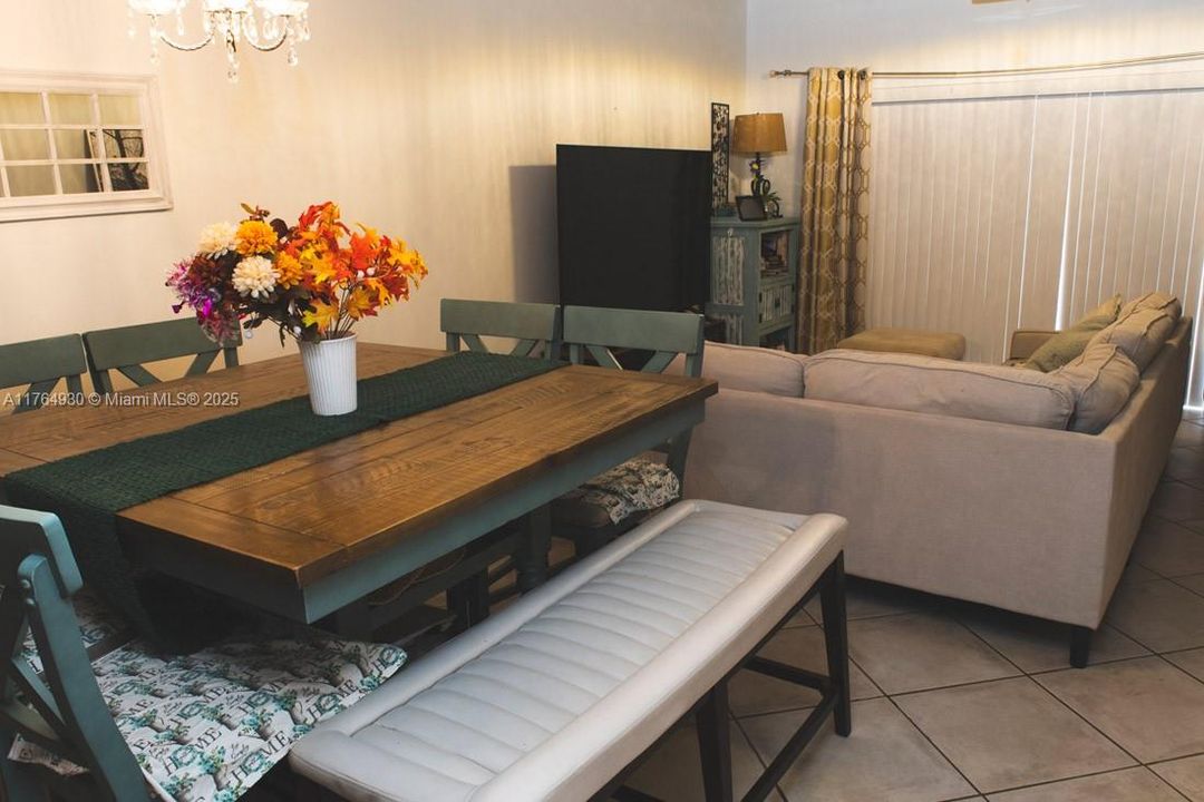 For Sale: $419,999 (2 beds, 2 baths, 1110 Square Feet)