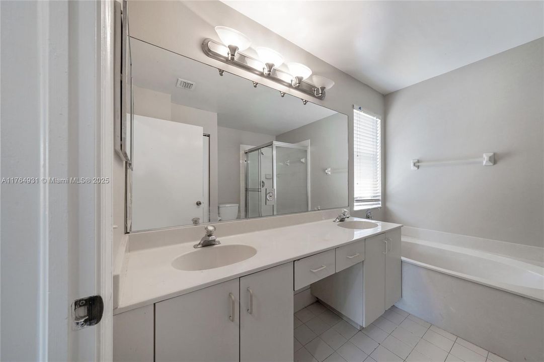 最近售出: $449,900 (4 贝兹, 2 浴室, 2008 平方英尺)