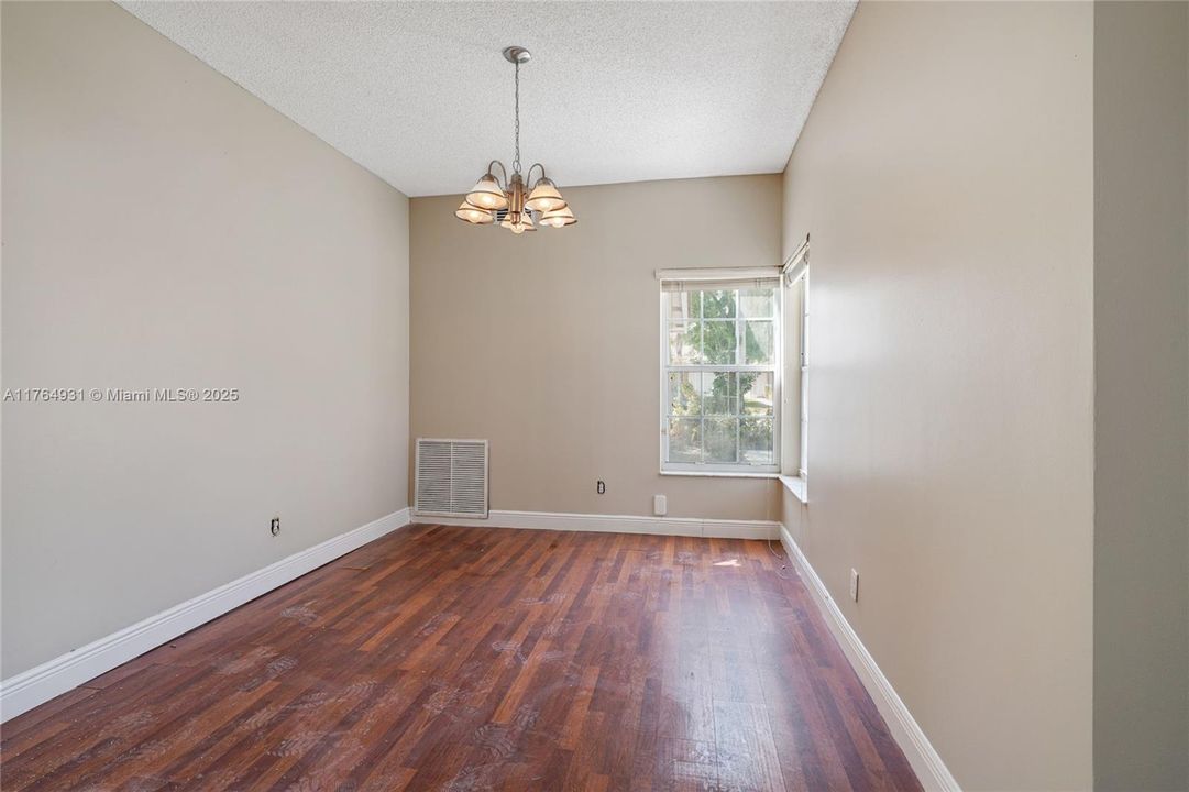 最近售出: $449,900 (4 贝兹, 2 浴室, 2008 平方英尺)