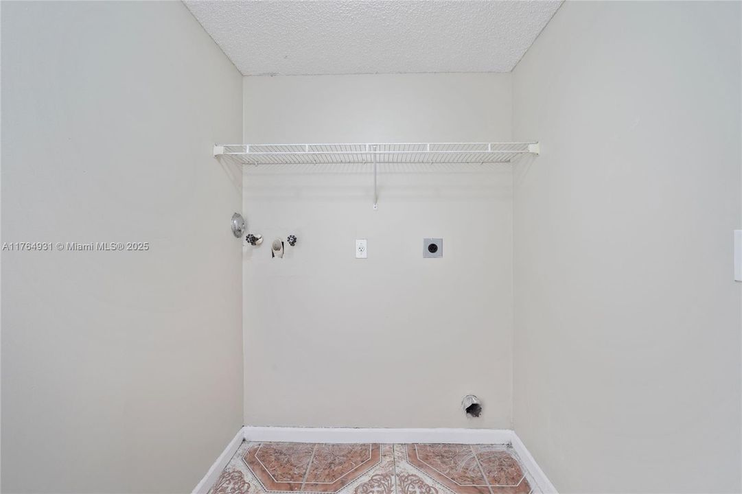 最近售出: $449,900 (4 贝兹, 2 浴室, 2008 平方英尺)