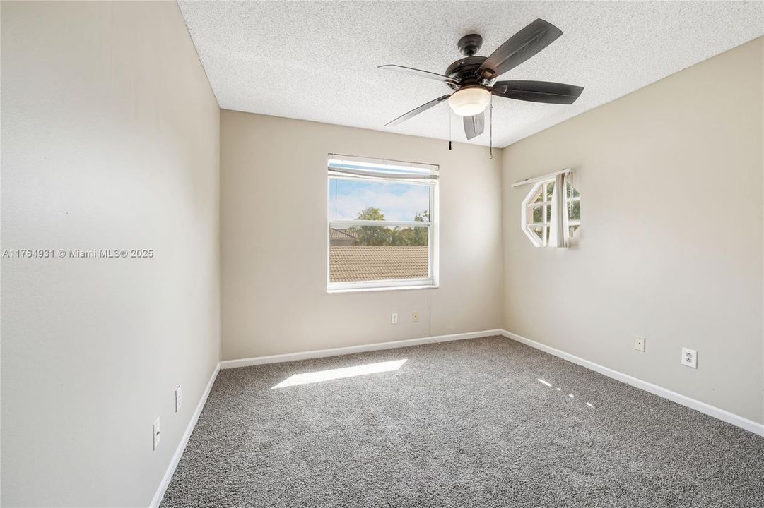 最近售出: $449,900 (4 贝兹, 2 浴室, 2008 平方英尺)