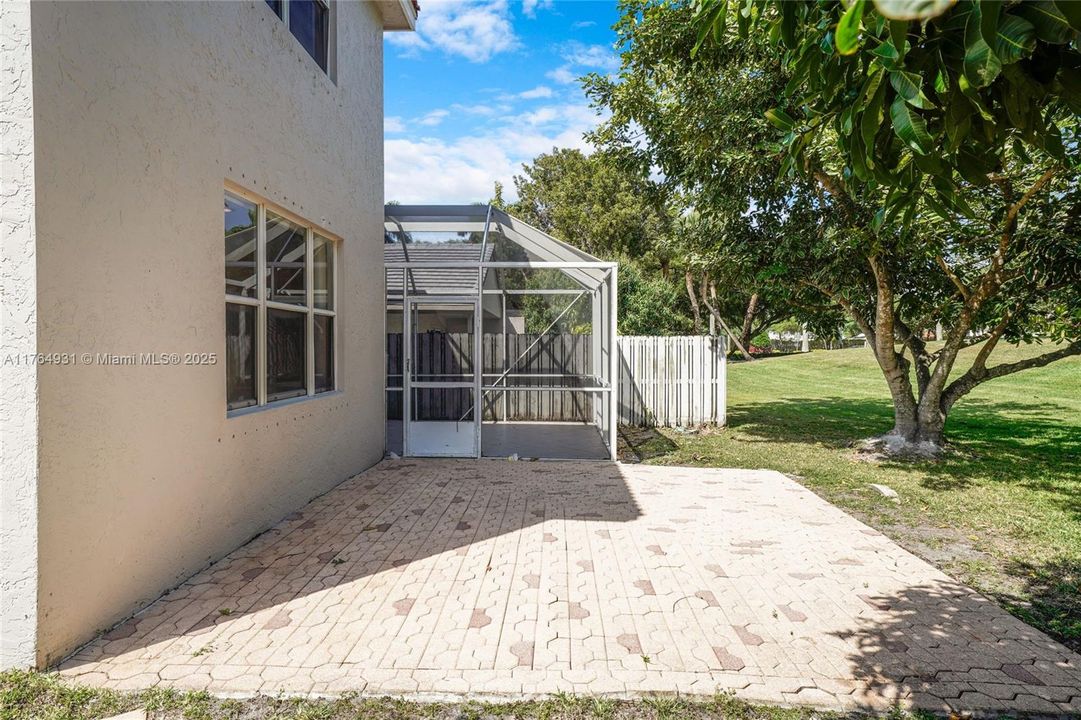 最近售出: $449,900 (4 贝兹, 2 浴室, 2008 平方英尺)