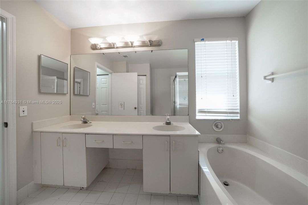 最近售出: $449,900 (4 贝兹, 2 浴室, 2008 平方英尺)