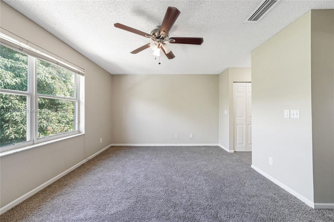 最近售出: $449,900 (4 贝兹, 2 浴室, 2008 平方英尺)