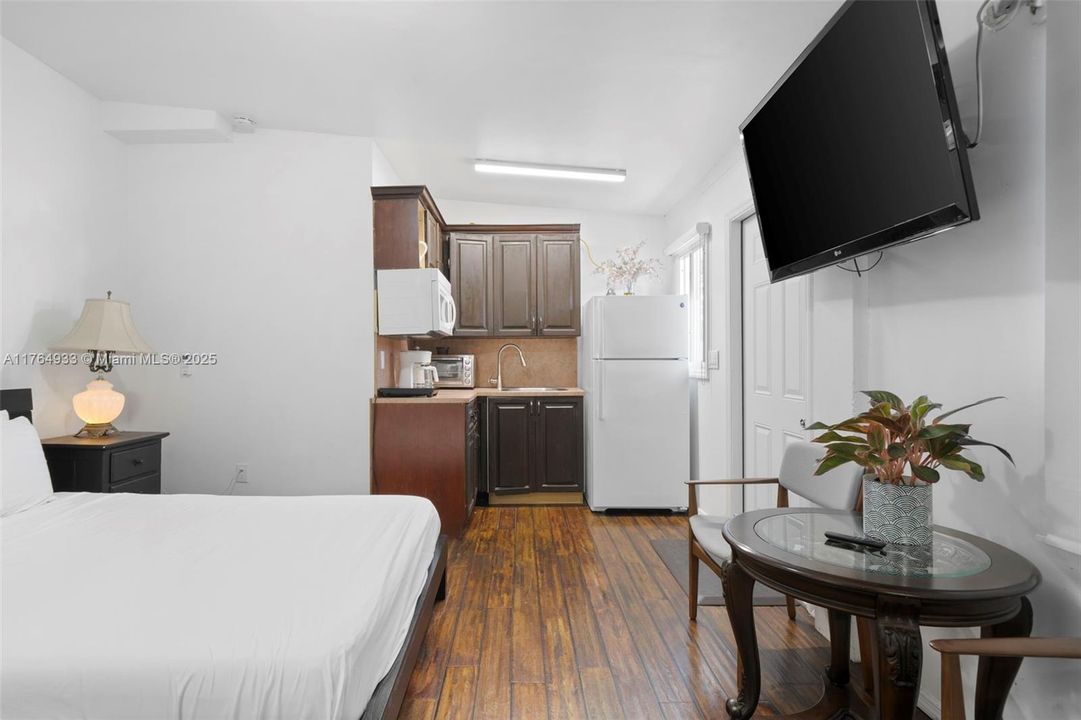 En Venta: $799,000 (4 camas, 3 baños, 932 Pies cuadrados)