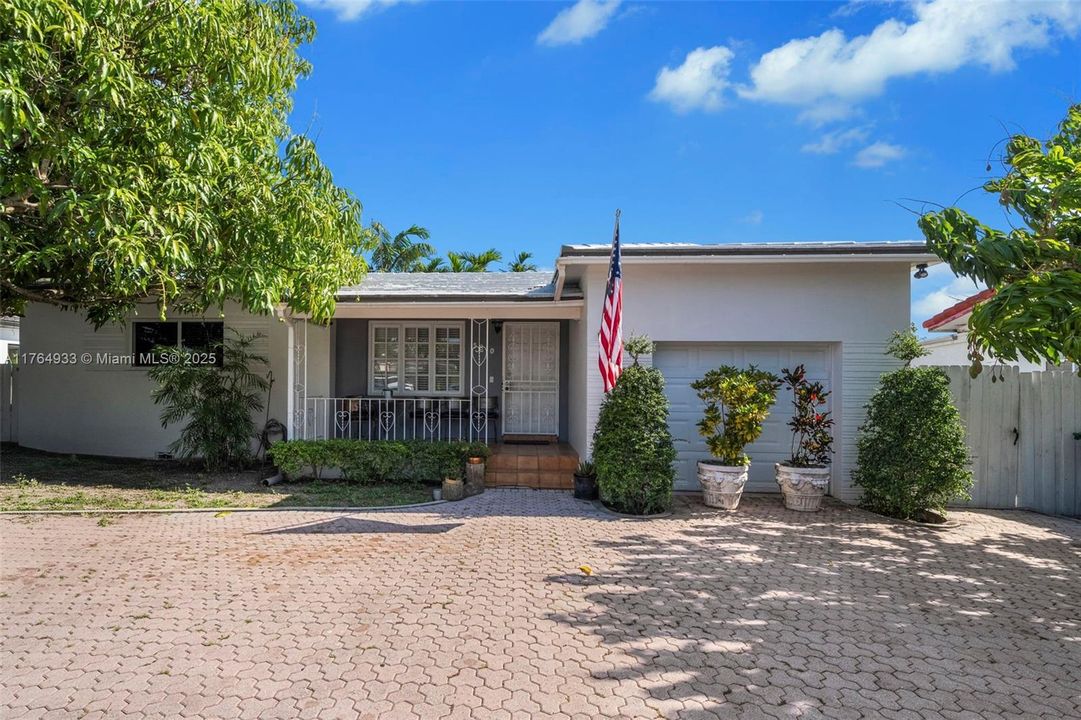 En Venta: $799,000 (4 camas, 3 baños, 932 Pies cuadrados)