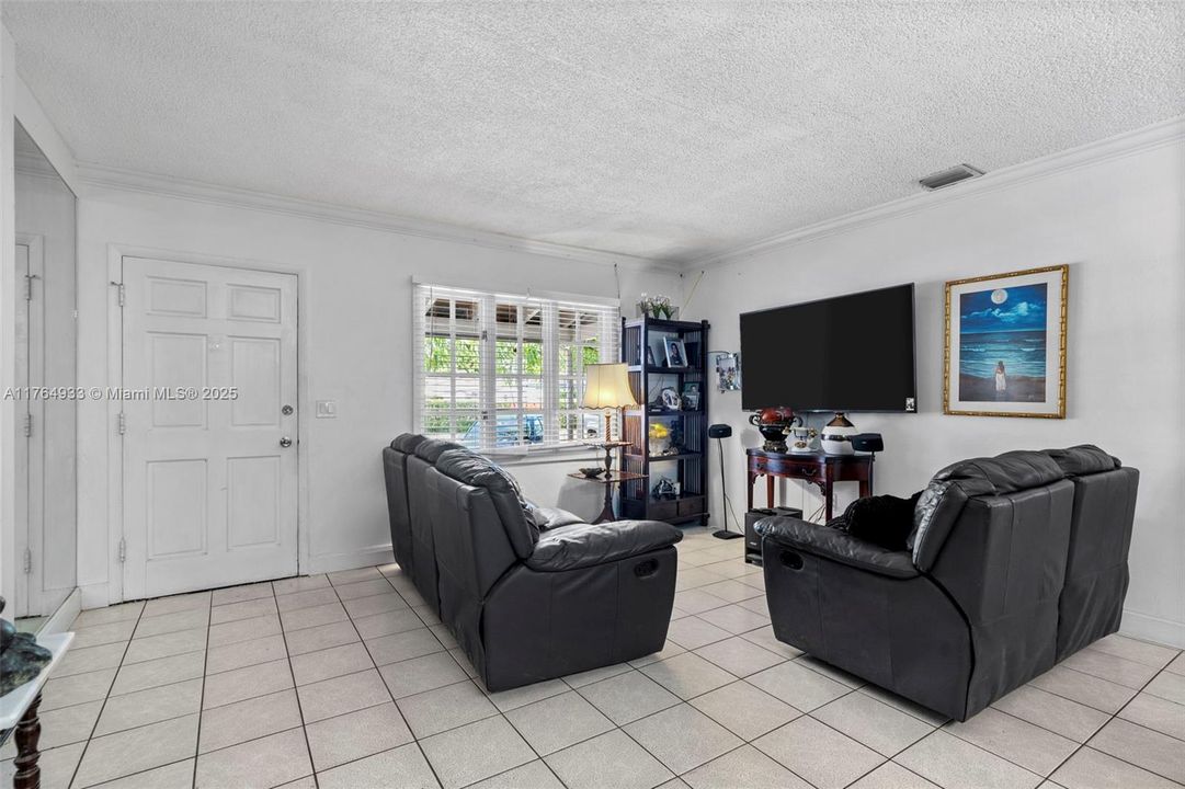 En Venta: $799,000 (4 camas, 3 baños, 932 Pies cuadrados)