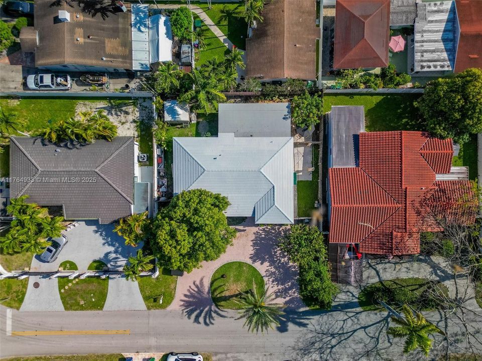 En Venta: $799,000 (4 camas, 3 baños, 932 Pies cuadrados)