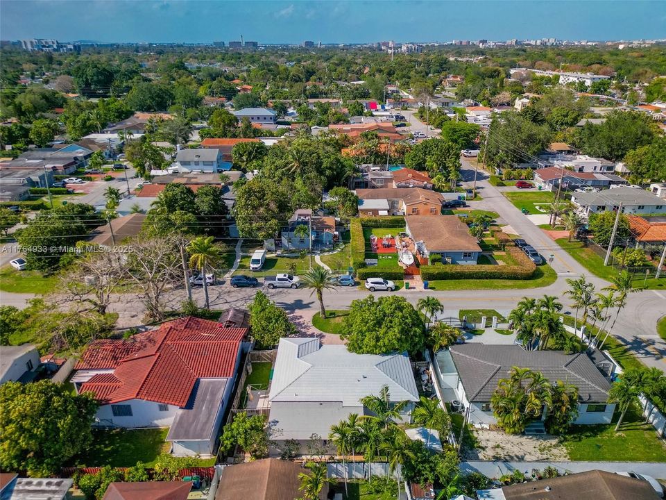 En Venta: $799,000 (4 camas, 3 baños, 932 Pies cuadrados)