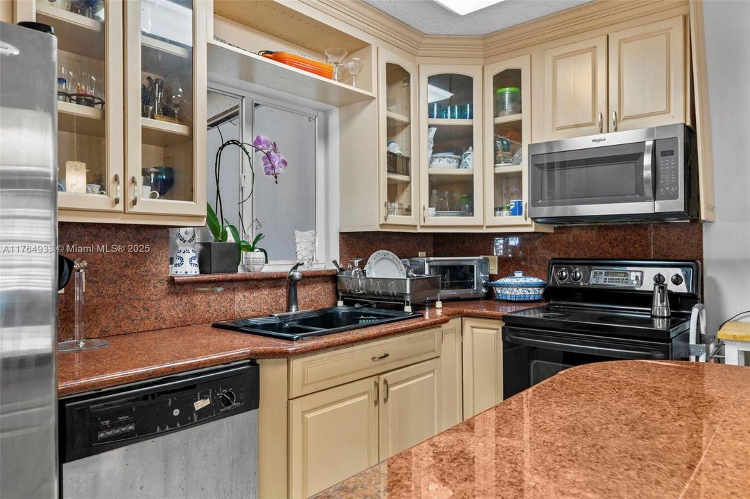 En Venta: $799,000 (4 camas, 3 baños, 932 Pies cuadrados)