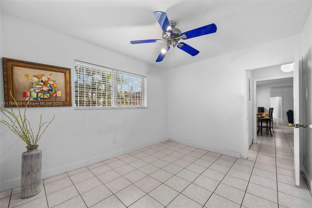 En Venta: $799,000 (4 camas, 3 baños, 932 Pies cuadrados)