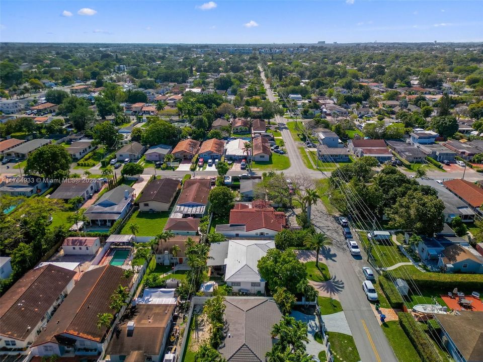 En Venta: $799,000 (4 camas, 3 baños, 932 Pies cuadrados)