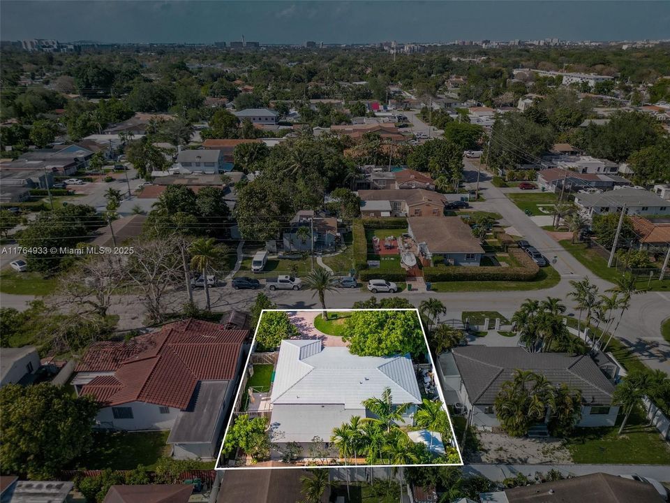 En Venta: $799,000 (4 camas, 3 baños, 932 Pies cuadrados)