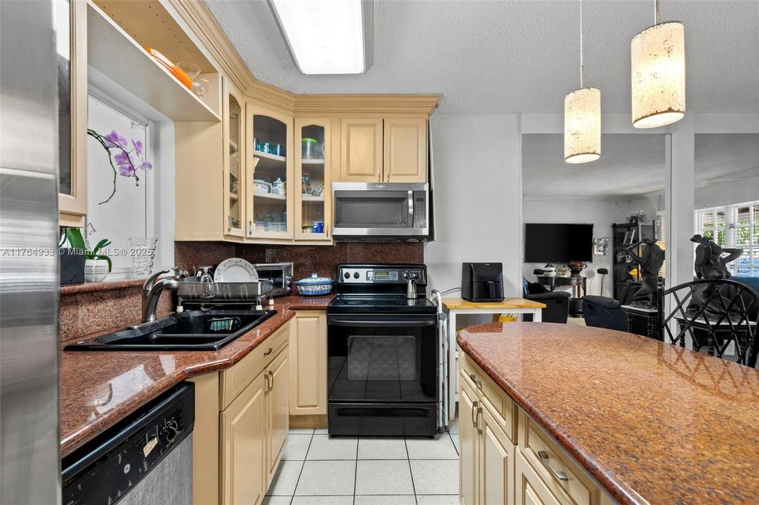 En Venta: $799,000 (4 camas, 3 baños, 932 Pies cuadrados)