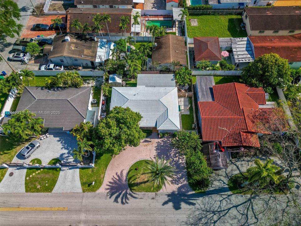 En Venta: $799,000 (4 camas, 3 baños, 932 Pies cuadrados)