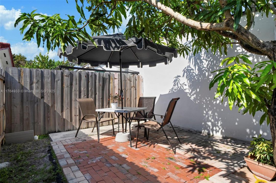 En Venta: $799,000 (4 camas, 3 baños, 932 Pies cuadrados)