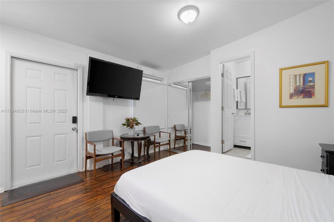 En Venta: $799,000 (4 camas, 3 baños, 932 Pies cuadrados)