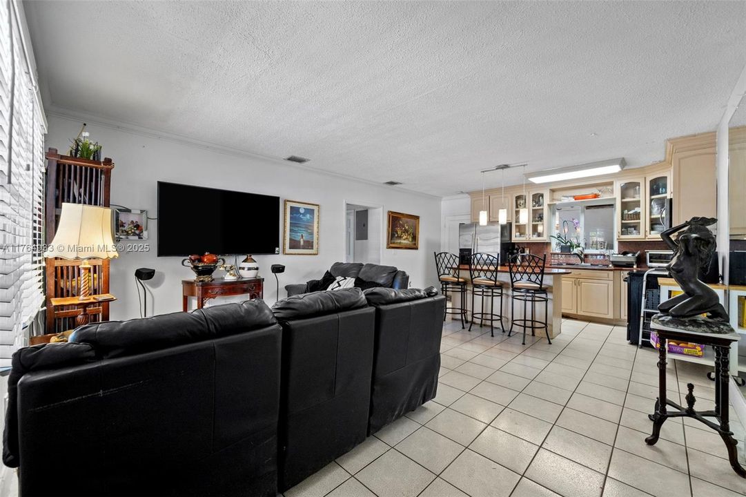 En Venta: $799,000 (4 camas, 3 baños, 932 Pies cuadrados)