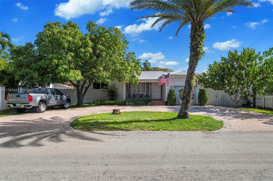 En Venta: $799,000 (4 camas, 3 baños, 932 Pies cuadrados)