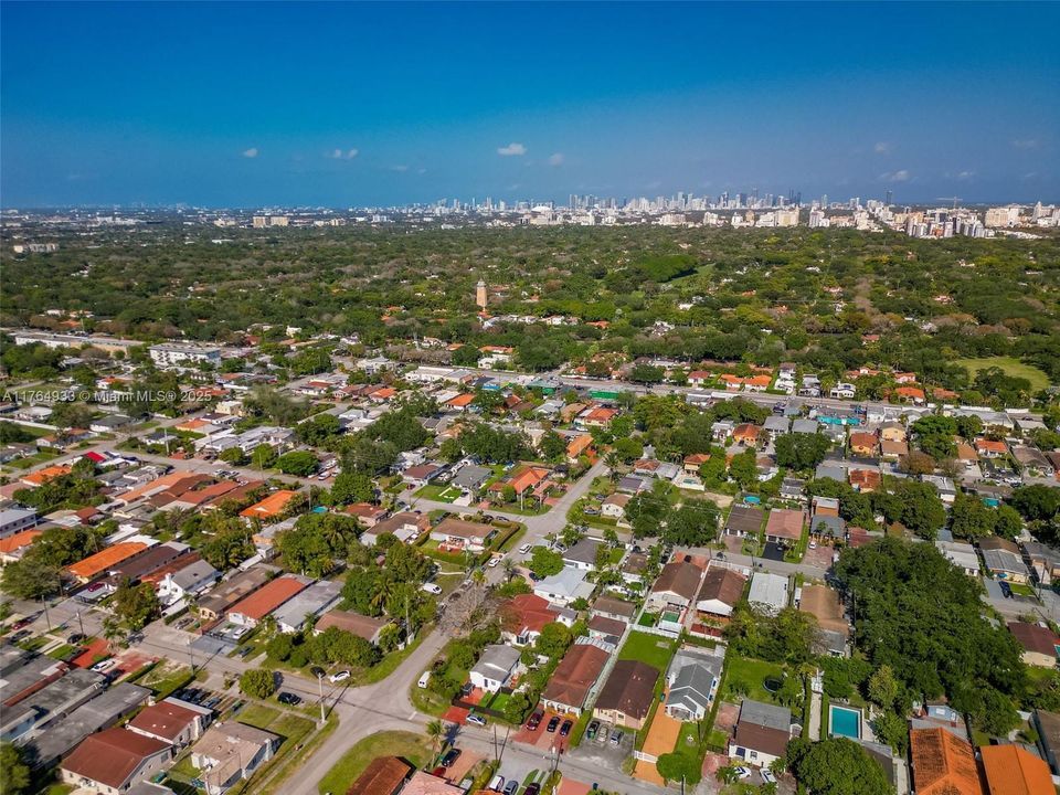 En Venta: $799,000 (4 camas, 3 baños, 932 Pies cuadrados)