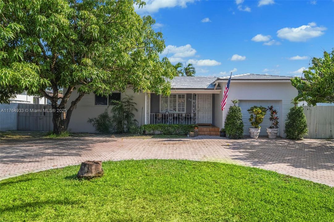 En Venta: $799,000 (4 camas, 3 baños, 932 Pies cuadrados)