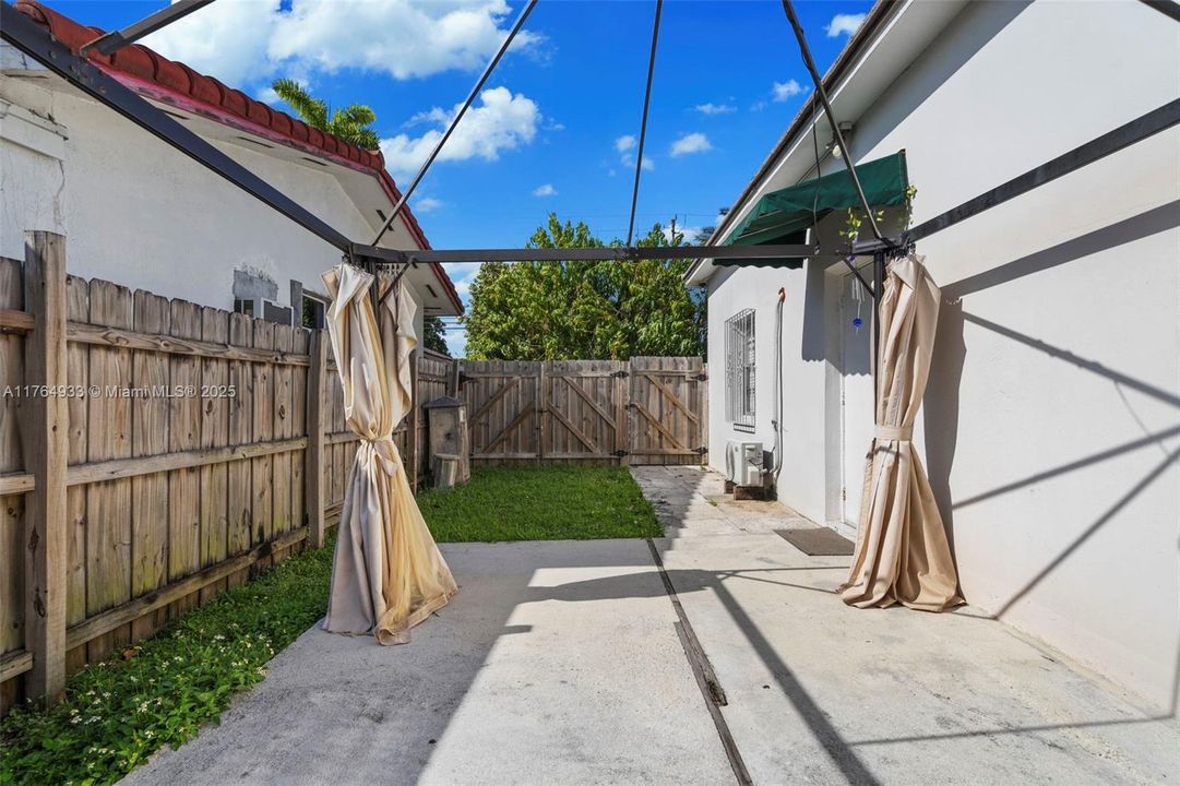 En Venta: $799,000 (4 camas, 3 baños, 932 Pies cuadrados)