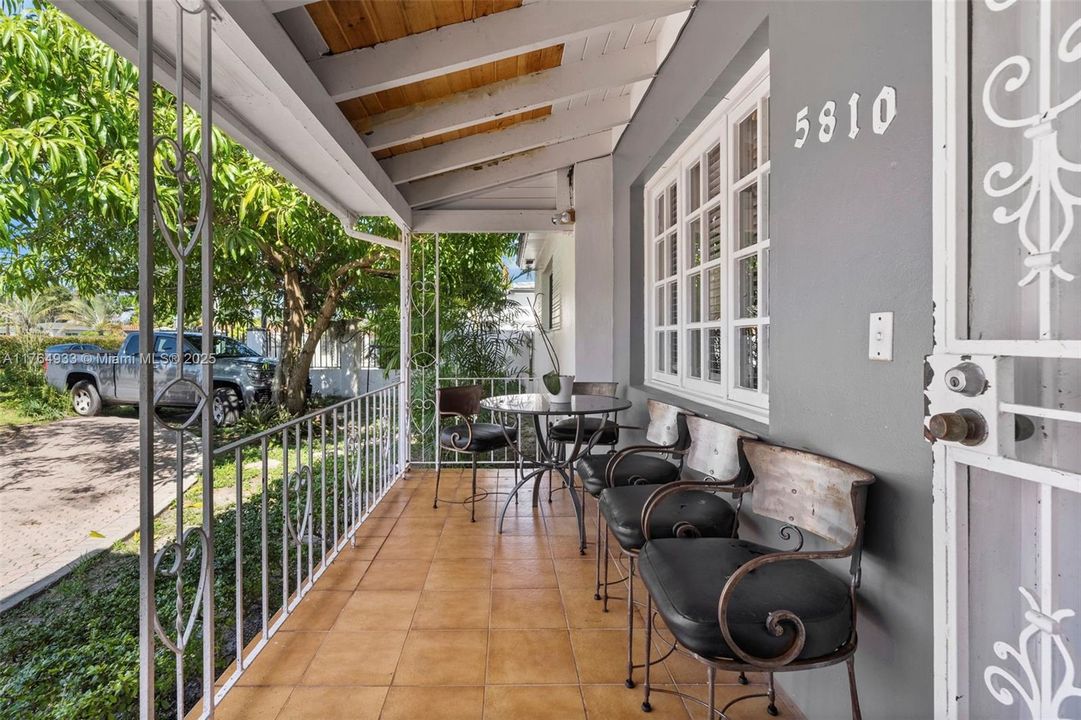 En Venta: $799,000 (4 camas, 3 baños, 932 Pies cuadrados)