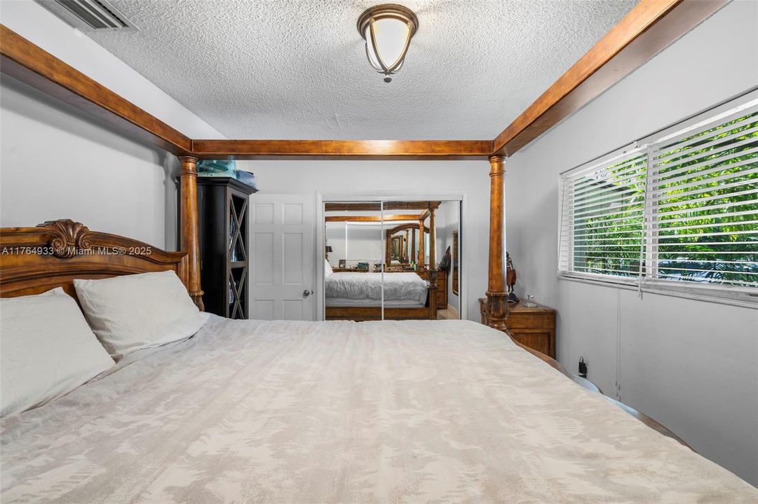 En Venta: $799,000 (4 camas, 3 baños, 932 Pies cuadrados)