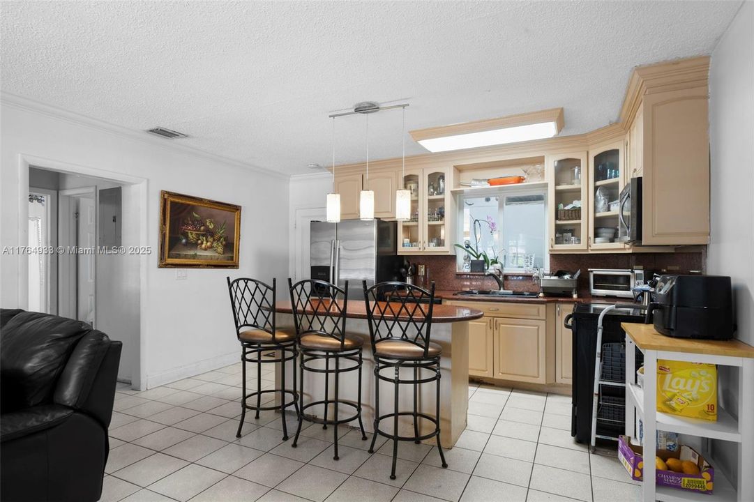 En Venta: $799,000 (4 camas, 3 baños, 932 Pies cuadrados)