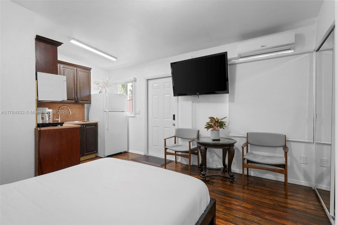 En Venta: $799,000 (4 camas, 3 baños, 932 Pies cuadrados)