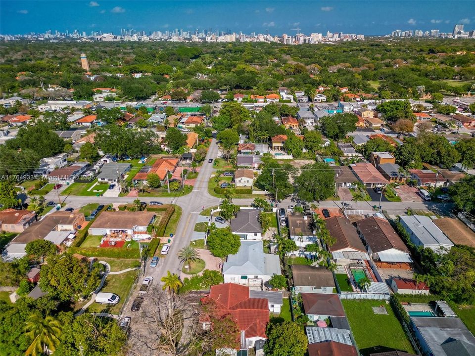 En Venta: $799,000 (4 camas, 3 baños, 932 Pies cuadrados)