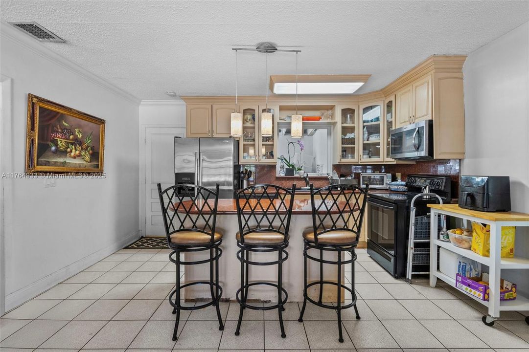 En Venta: $799,000 (4 camas, 3 baños, 932 Pies cuadrados)