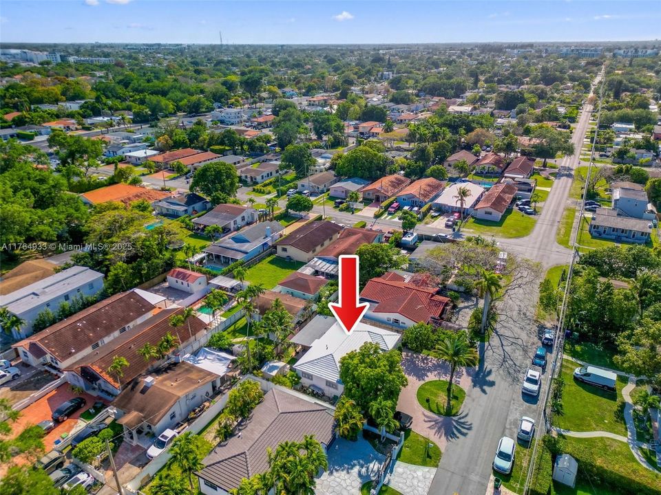 En Venta: $799,000 (4 camas, 3 baños, 932 Pies cuadrados)