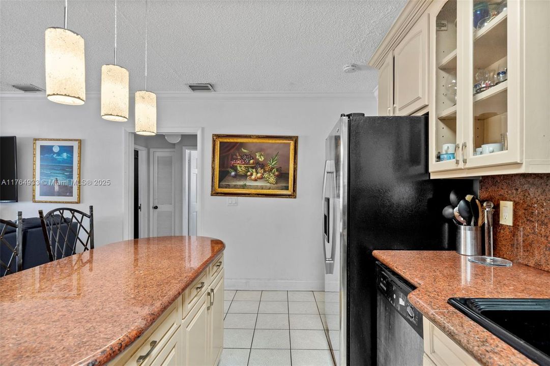 En Venta: $799,000 (4 camas, 3 baños, 932 Pies cuadrados)