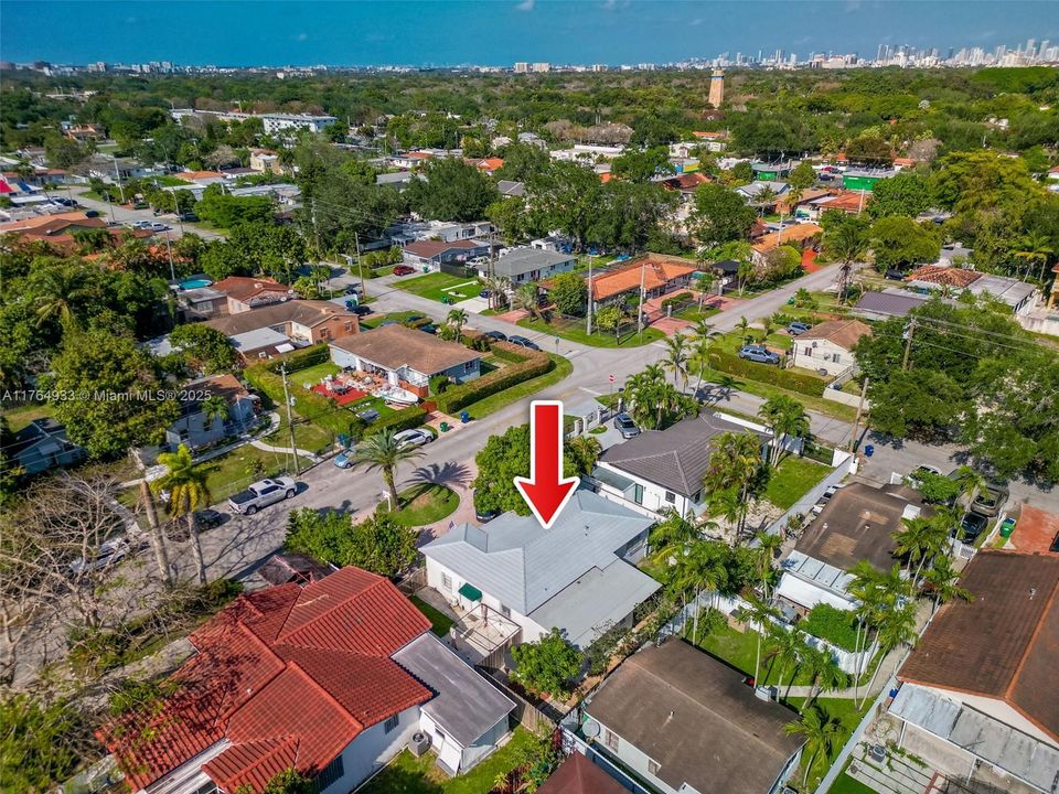 En Venta: $799,000 (4 camas, 3 baños, 932 Pies cuadrados)