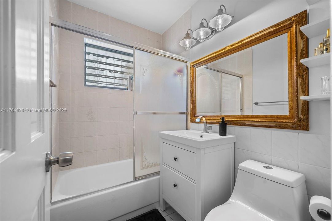 En Venta: $799,000 (4 camas, 3 baños, 932 Pies cuadrados)