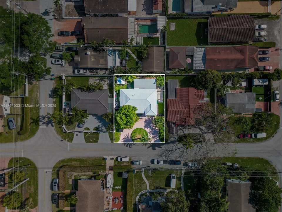 En Venta: $799,000 (4 camas, 3 baños, 932 Pies cuadrados)