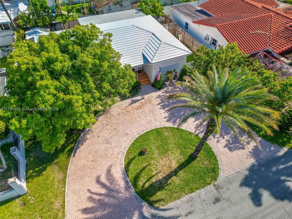 En Venta: $799,000 (4 camas, 3 baños, 932 Pies cuadrados)