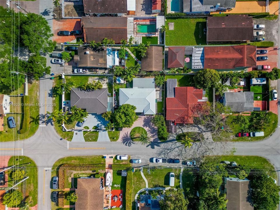 En Venta: $799,000 (4 camas, 3 baños, 932 Pies cuadrados)