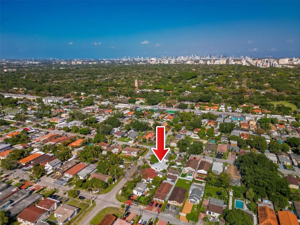 En Venta: $799,000 (4 camas, 3 baños, 932 Pies cuadrados)