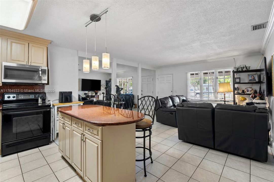 En Venta: $799,000 (4 camas, 3 baños, 932 Pies cuadrados)