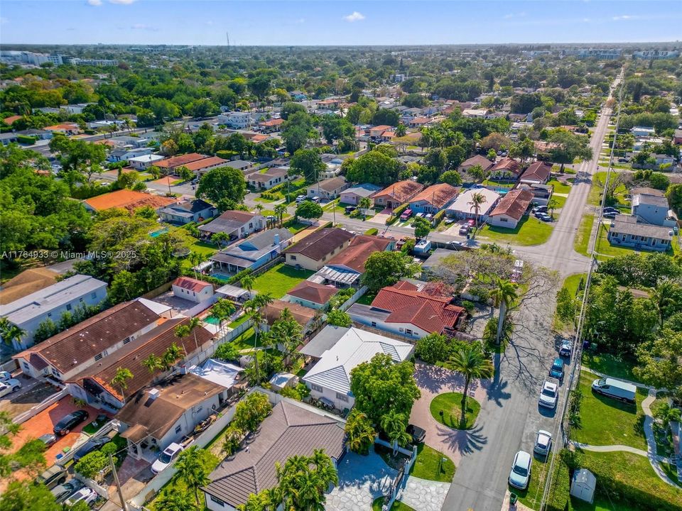 En Venta: $799,000 (4 camas, 3 baños, 932 Pies cuadrados)