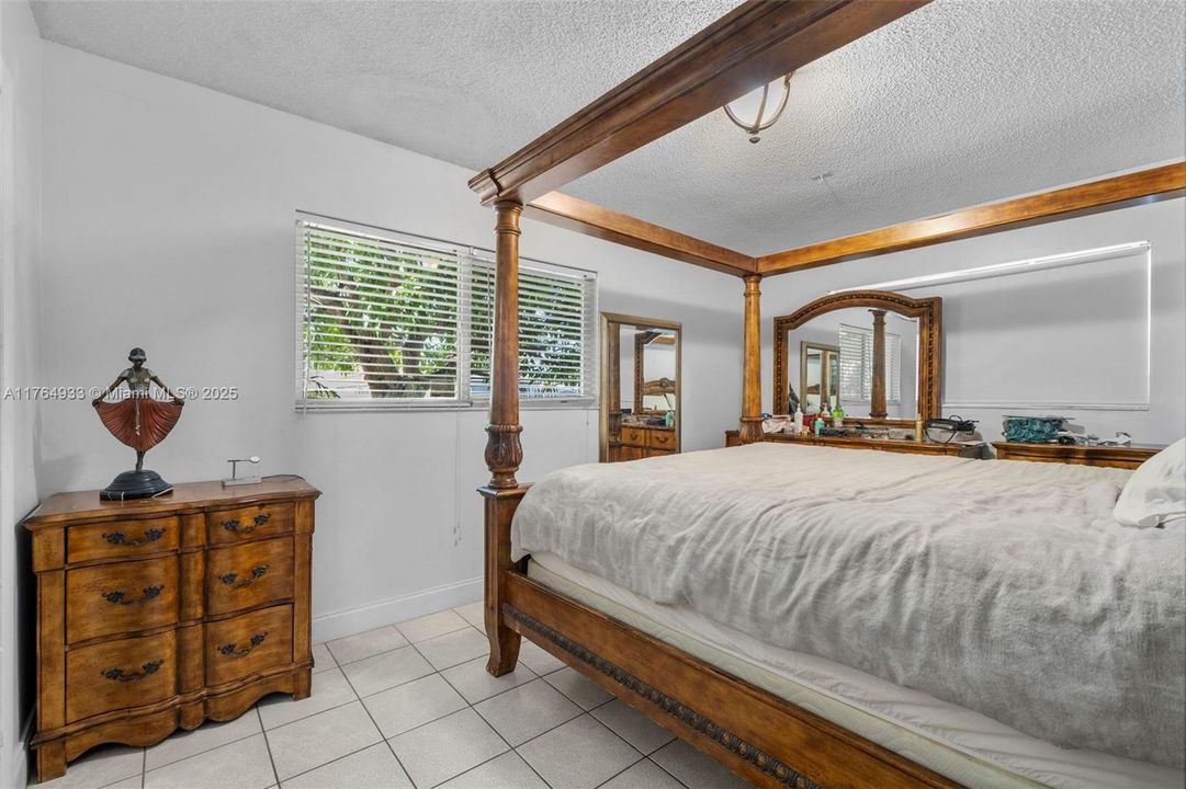 En Venta: $799,000 (4 camas, 3 baños, 932 Pies cuadrados)